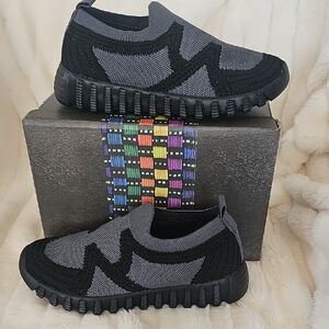 bernie mev. Women's Gray and Black Knit Sneakers